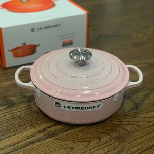 New Le Creuset Shell Pink Wide Round French Oven 24cm